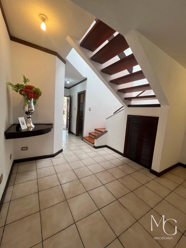 CASA EN VENTA – JARDINES DEL ROSARIO, ZONA 16 - 12