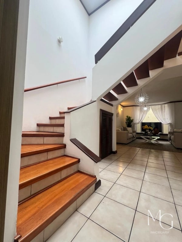 CASA EN VENTA – JARDINES DEL ROSARIO, ZONA 16 - 10