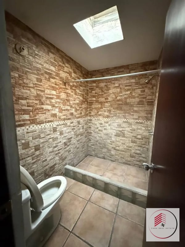 VENTA de casa en zona 11 a un costado de calzada Roosevelt - 12