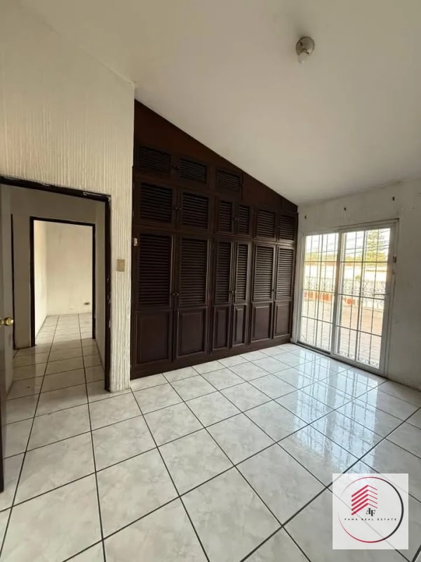 VENTA de casa en zona 11 a un costado de calzada Roosevelt - 2
