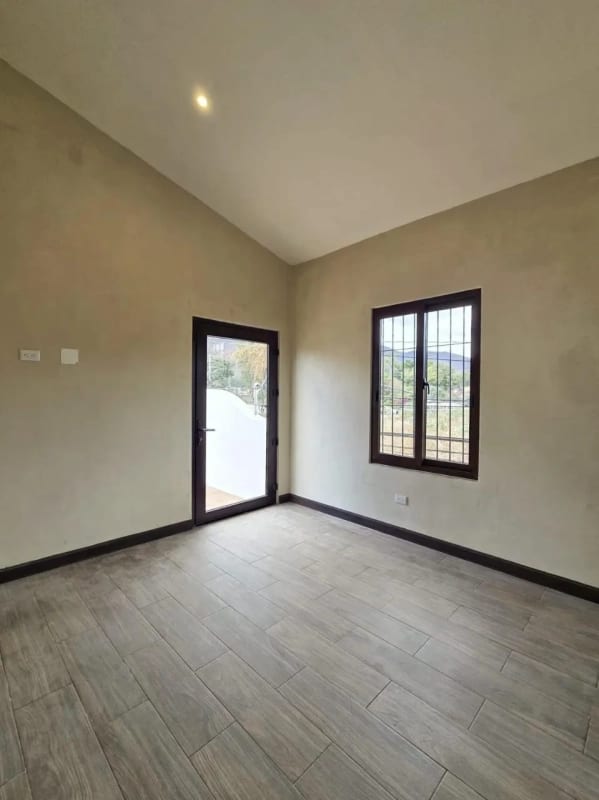 PRECIOSA CASA A LA VENTA A POCOS PASOS DEL NUEVO CENTRO COMERCIAL TELARES — Casa en Venta en Antigua, Sacatepéquez — foto 4 de 5