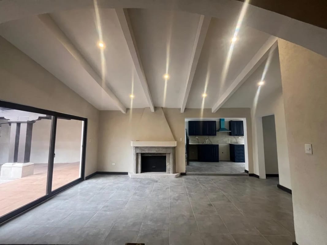 PRECIOSA CASA A LA VENTA A POCOS PASOS DEL NUEVO CENTRO COMERCIAL TELARES — Casa en Venta en Antigua, Sacatepéquez — foto 3 de 5