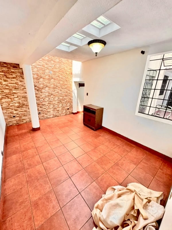 Zona 11 • Casa en Renta • Mariscal - 13