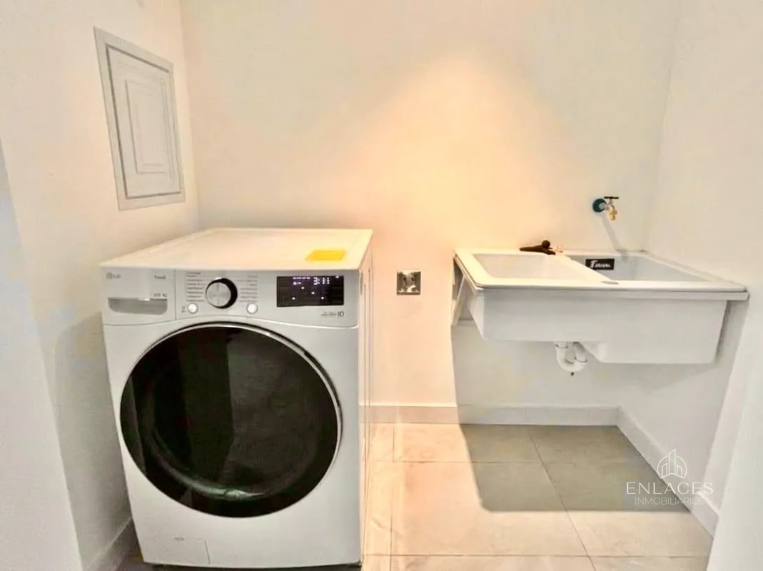 Zona 13 • Casa en Venta • Condominio Iridia Homes - 2