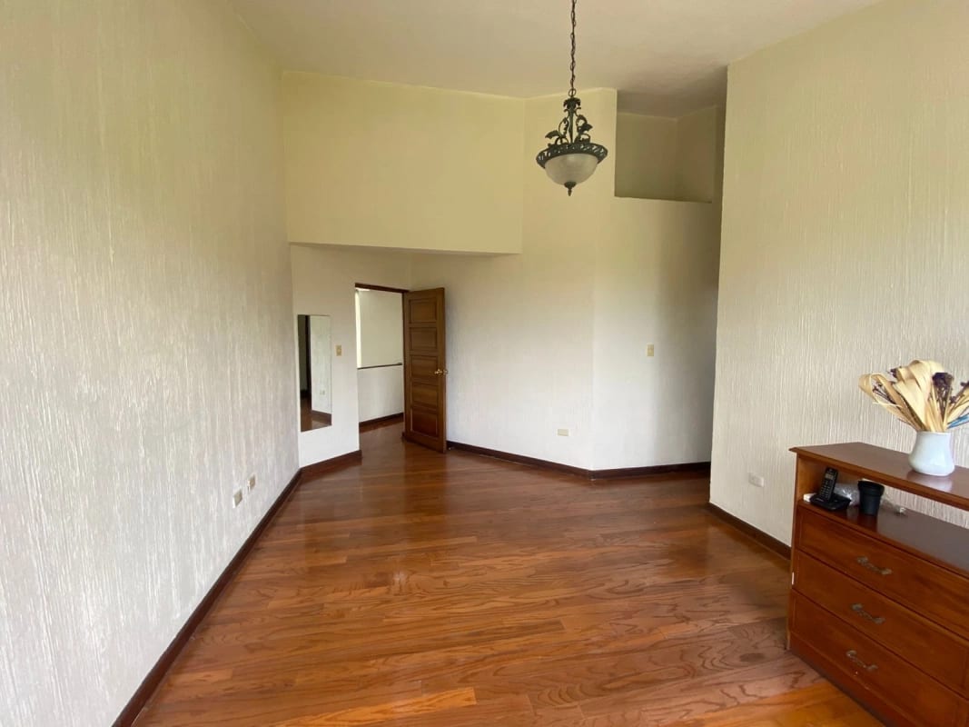 CASA EN VENTA RESIDENCIAL VIZCAYA KM. 16 CARRETERA A EL SALVADOR — Casa en Venta en Carretera a El Salvador, Guatemala, Ciudad — foto 3 de 10