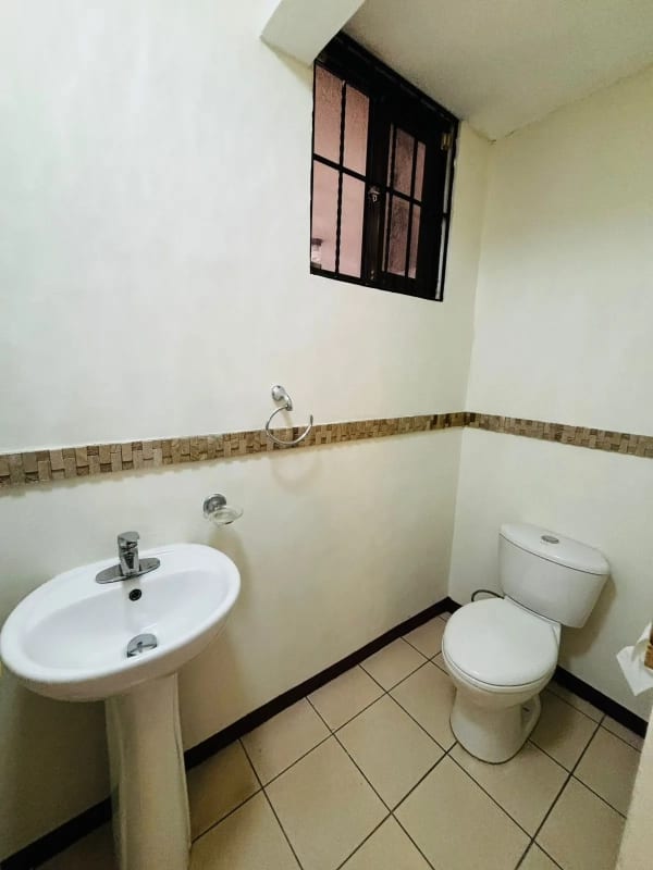 Linda Casa con jardín en Venta en Km. 27 CAES — Casa en Venta en Carretera a El Salvador, Guatemala, Ciudad — foto 14 de 16