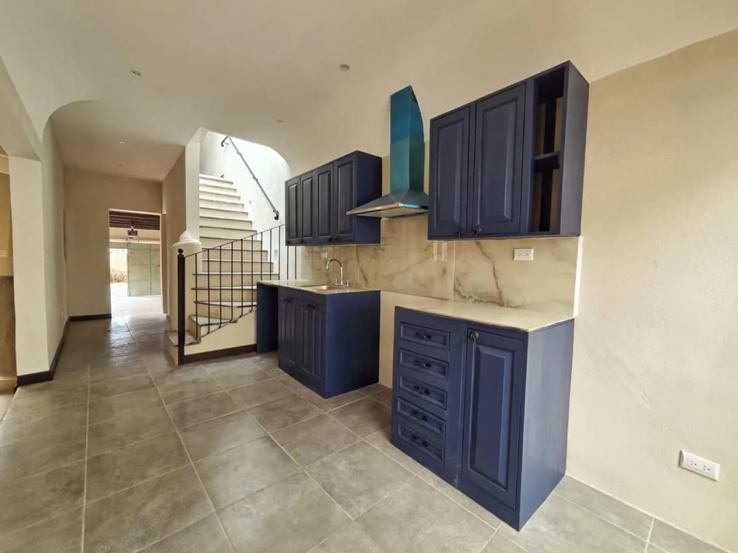 PRECIOSA CASA A LA VENTA A POCOS PASOS DEL NUEVO CENTRO COMERCIAL TELARES — Casa en Venta en Antigua, Sacatepéquez — foto 3 de 4