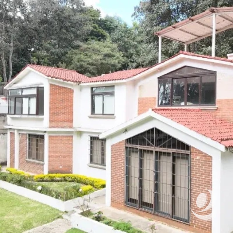 Casa con Jardín en Venta San Lucas Sacatepéquez - 1