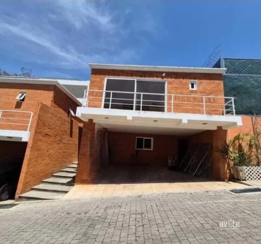 Casa dentro de Condominio, cerca de Cayala y URL Q3,700,000 más impuestos - 1