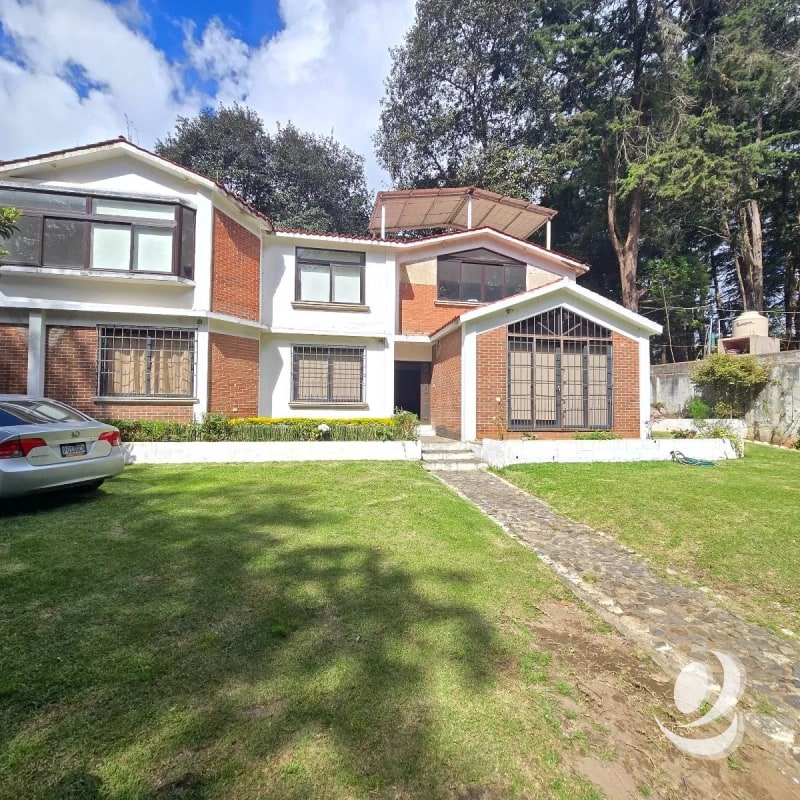 Casa con Jardín en Venta San Lucas Sacatepéquez - 2