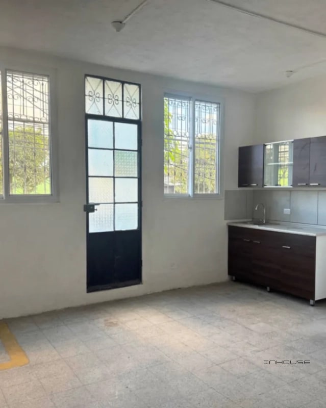 CASA EN RENTA EN ZONA 6 PARA USO COMERCIAL FRENTE A LA PARADA DEL TRANSMETRO - 2