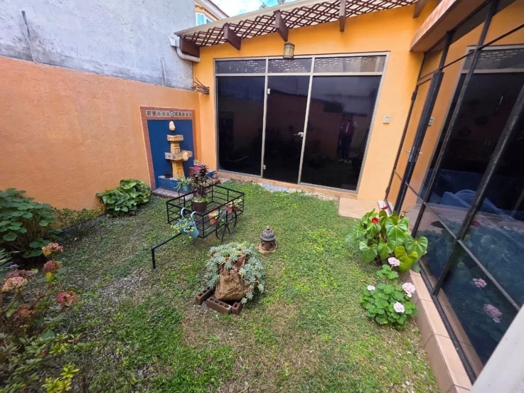 VENDO CASA EN UTATLAN ZONA 11, JARDIN Y PERGOLA — Casa en Venta en Zona 11, Guatemala, Ciudad — foto 3 de 14