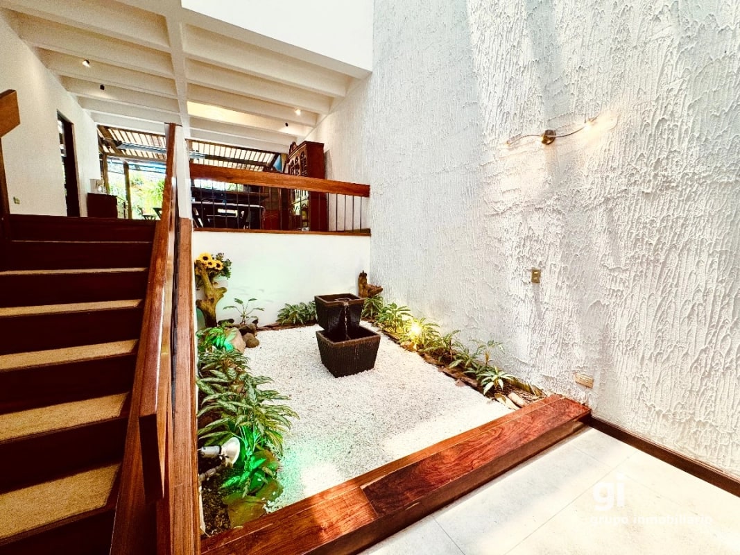 Casa en Venta en Zona 10 - Sector Céntrico y Tranquilo - 2