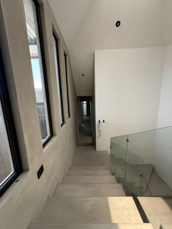 VENDO MODERNA CASA EN LOMA REAL SAN CRISTOBAL — Casa en Venta en Loma Real, Zona 8 Mixco, Guatemala, Ciudad — foto 2 de 4