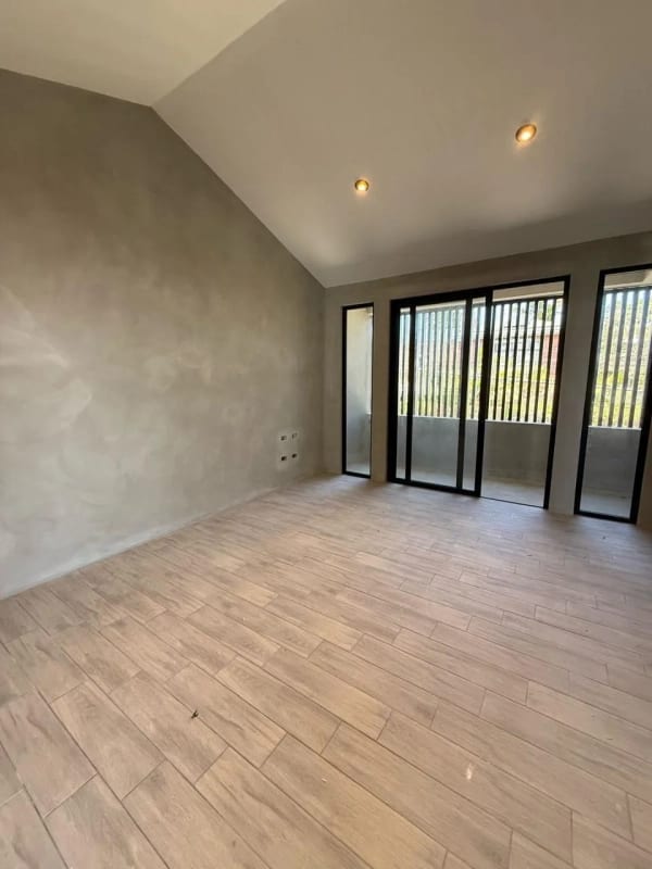 VENDO MODERNA CASA EN LOMA REAL SAN CRISTOBAL — Casa en Venta en Loma Real, Zona 8 Mixco, Guatemala, Ciudad — foto 4 de 4
