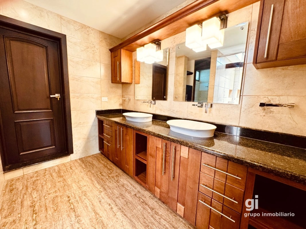 Una Propiedad que Ofrece Más por tu Inversión – Casa en Venta en Zona 15 - 14