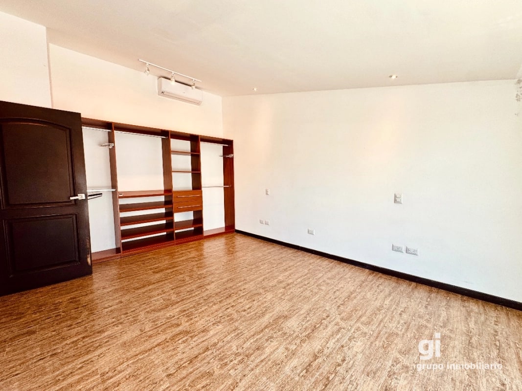 Una Propiedad que Ofrece Más por tu Inversión – Casa en Venta en Zona 15 - 11