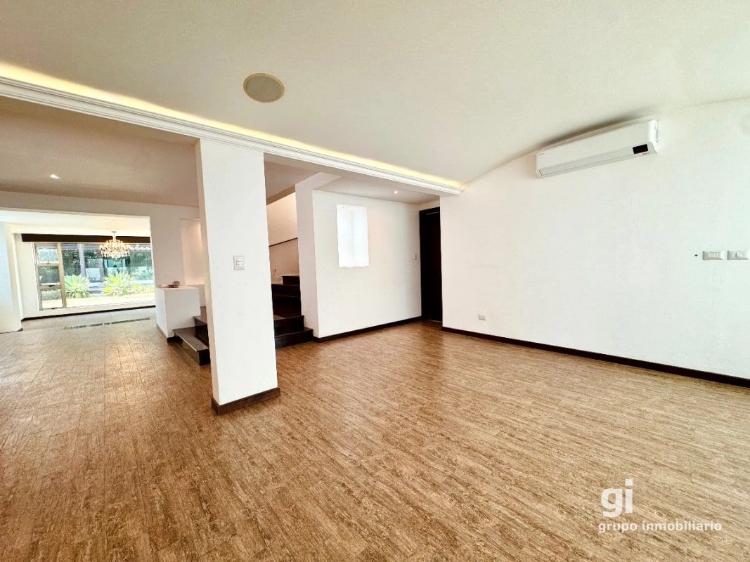 Una Propiedad que Ofrece Más por tu Inversión – Casa en Venta en Zona 15 - 2