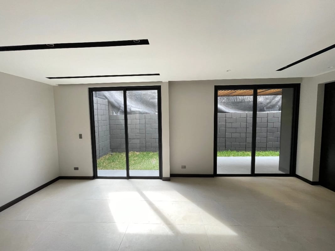 CASA VENTA NUEVA KM 9 CAES FRENTE A HOTEL HILTON  317 MTS2 , 4 DORMITORIOS, DESNIVELES, $715,000 OPCIÓN A RENTA $2,900 — Casa en Venta en Carretera a El Salvador, Guatemala, Ciudad — foto 9 de 13