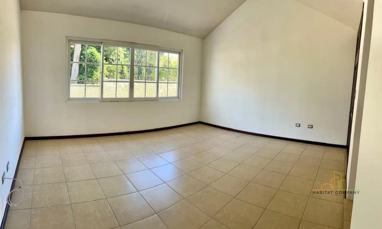 Casa en Renta en Villas de Santa Mónica Km 16.5 CAES Fraijanes – 3 Habitaciones, Jardín y Chimenea (Garita y Seguridad) - 2