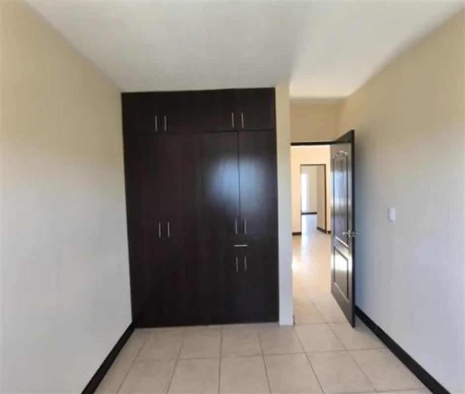 VENDO CASA LA RESERVA KM 26.6 CARRETERA A EL SALVADOR. 4 HABITACIONES.  ENGANCHE: Q.200,000 (ACTIVO BANCARIO). — Casa en Venta en Carretera a El Salvador, Guatemala, Ciudad — foto 2 de 4