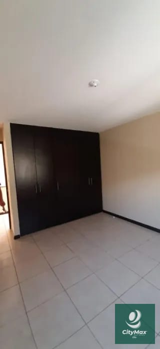 CASA EN VENTA - CUMBRES DE LA ARBOLEDA — Casa en Venta en Cumbres de La Arboleda, Carretera a El Salvador, Guatemala, Ciudad — miniatura 3 de 8