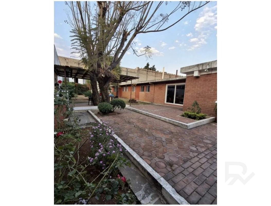 Oportunidad única para desarrollo en Zona 12 – Sector La Colina 21 X 41.60 (BODEGA) - 1