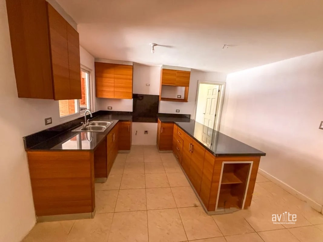 Casa dentro de Condominio, cerca de Cayala y URL   Q3,700,000 más impuestos - 11
