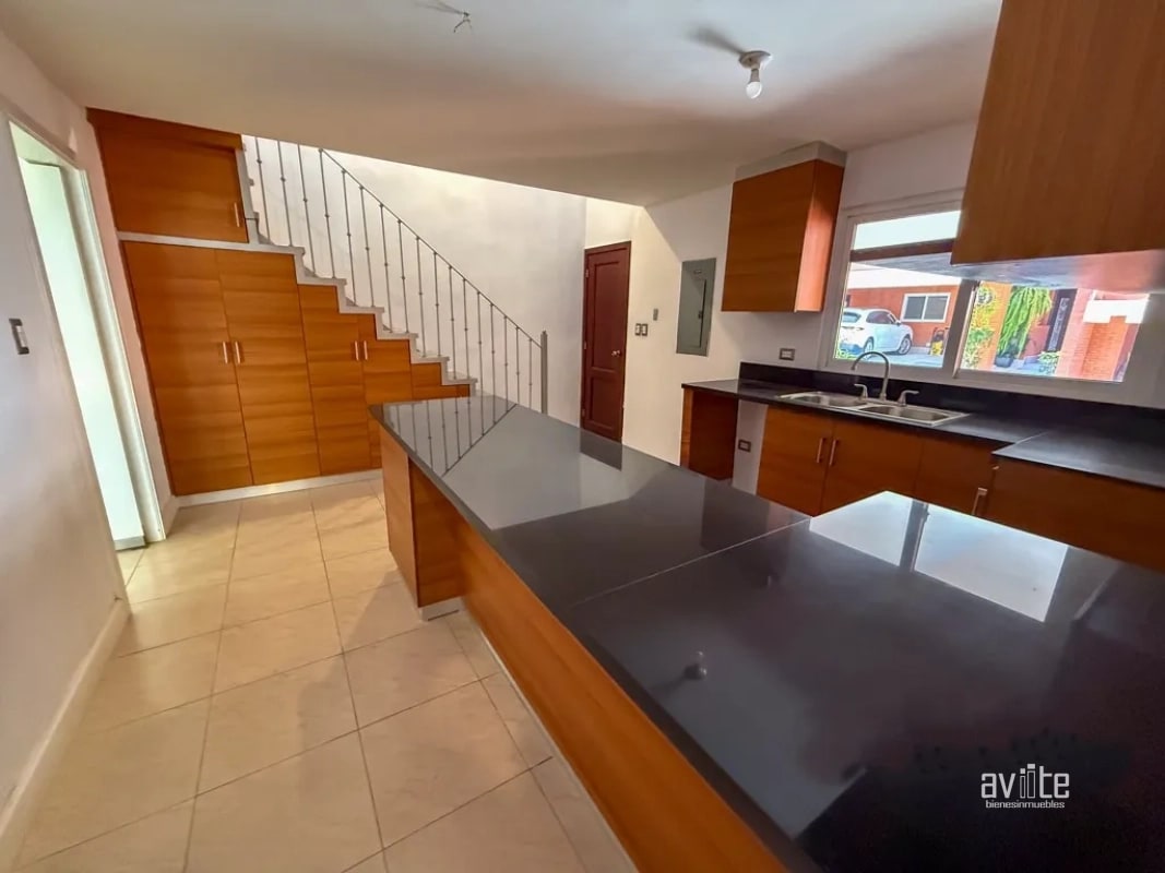 Casa dentro de Condominio, cerca de Cayala y URL   Q3,700,000 más impuestos - 12