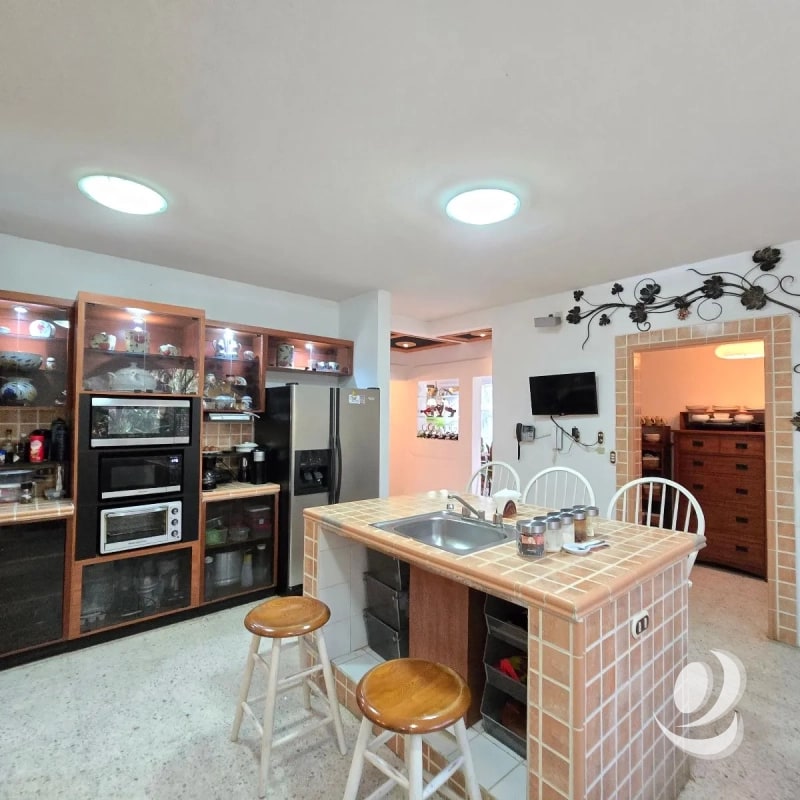 Casa Amueblada y 4 Bungalows (rentados) en Venta El Encinal Tronco 2 Zona 7 de Mixco - 7