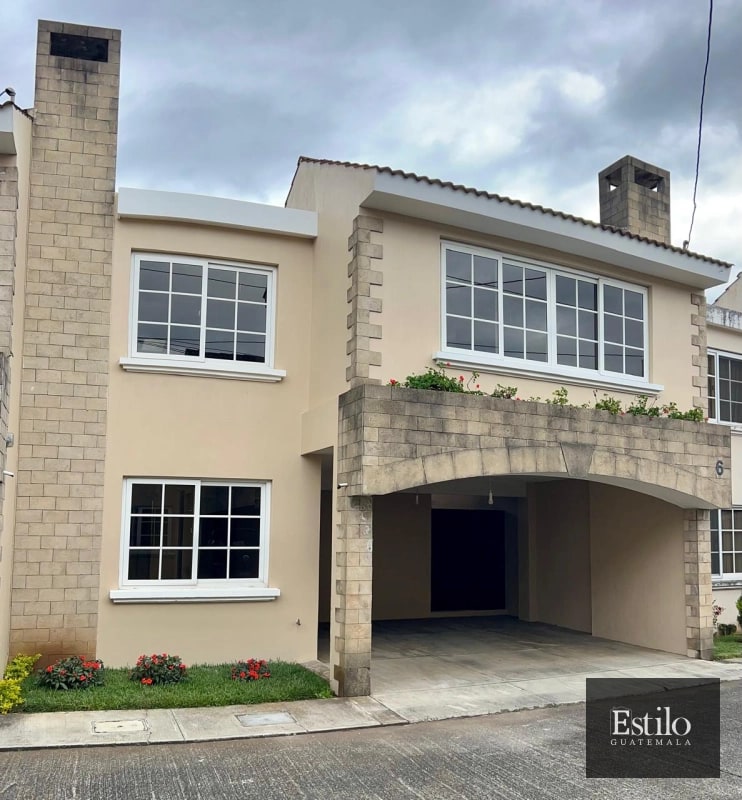 Hermosa Casa con Jardín En Venta - 1