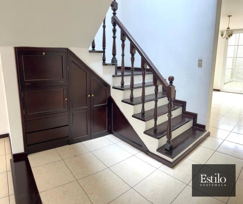 Hermosa Casa con Jardín En Venta - 13