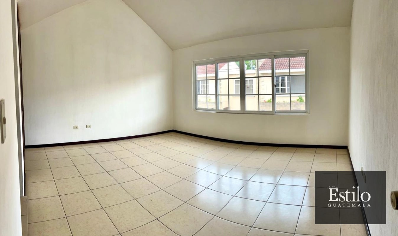 Hermosa Casa con Jardín En Venta - 12