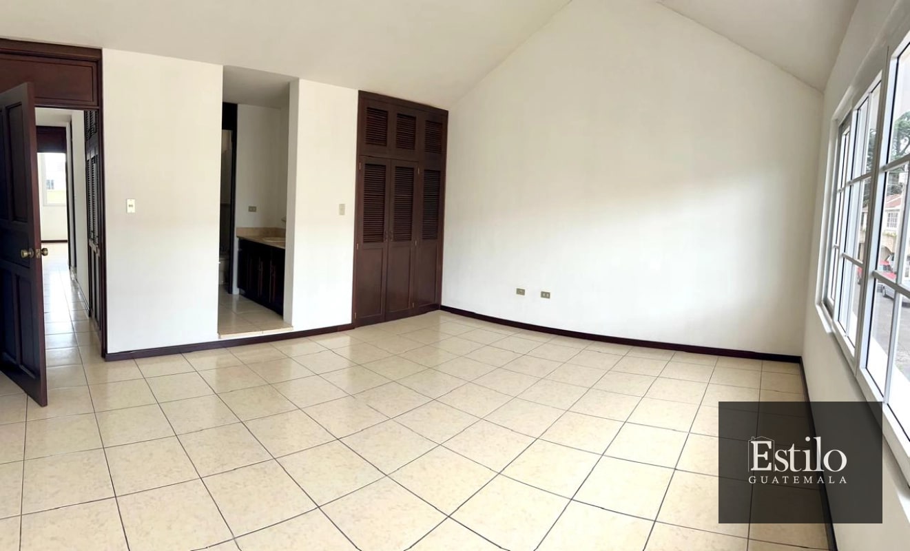 Hermosa Casa con Jardín En Venta - 11