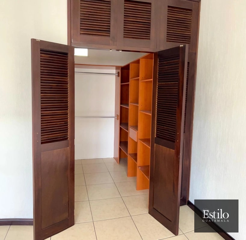 Hermosa Casa con Jardín En Venta - 10