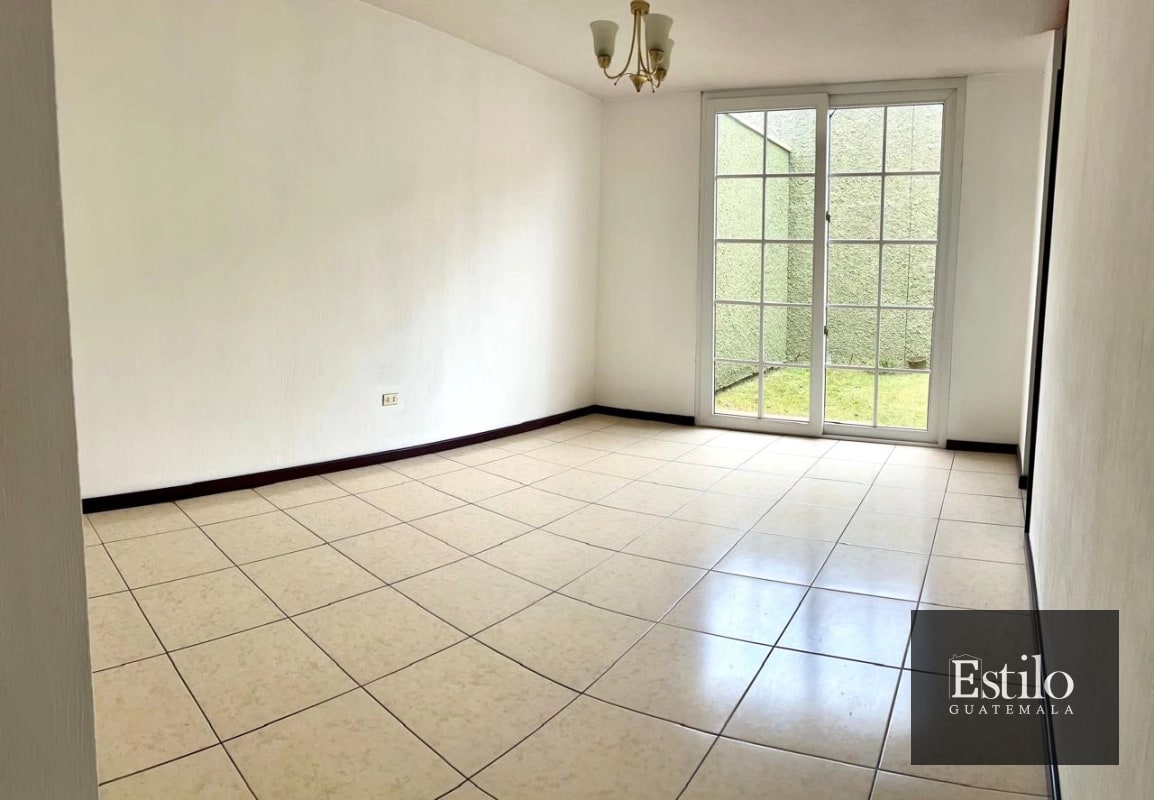 Hermosa Casa con Jardín En Venta - 8