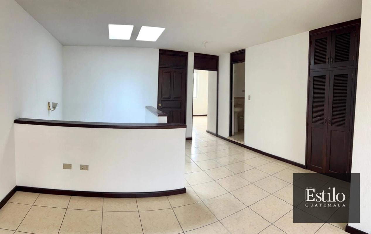 Hermosa Casa con Jardín En Venta - 6