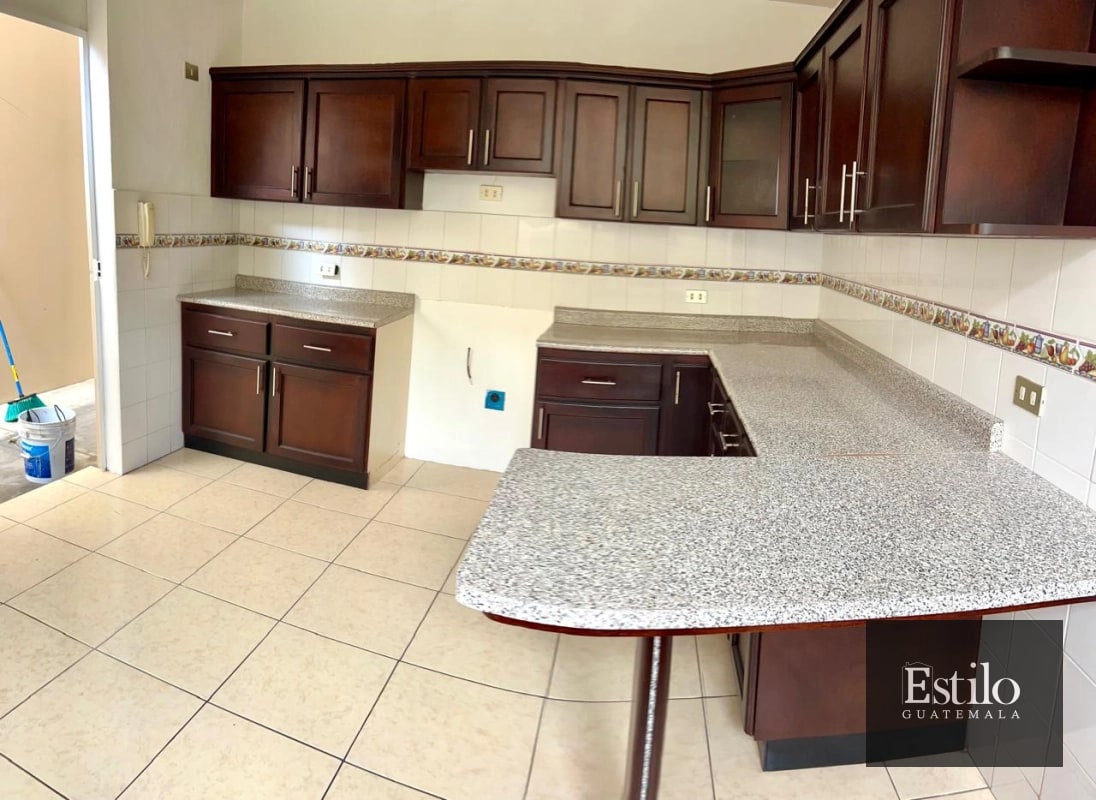 Hermosa Casa con Jardín En Venta - 5