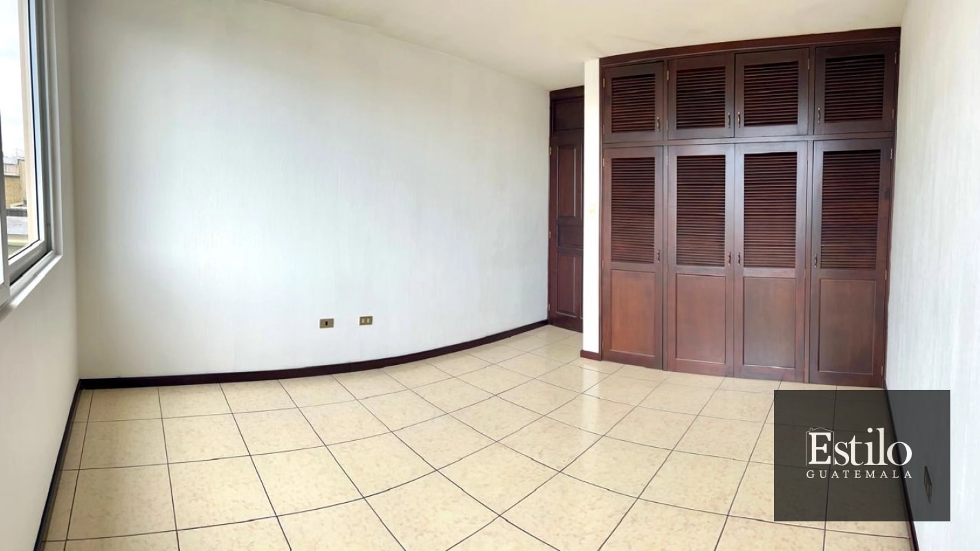 Hermosa Casa con Jardín En Venta - 4