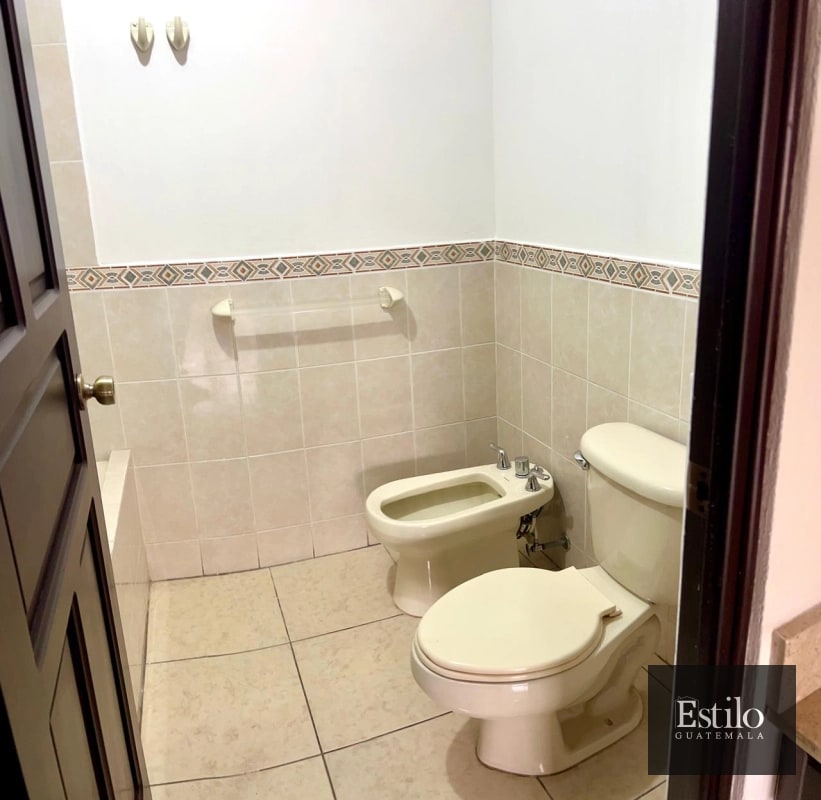 Hermosa Casa con Jardín En Venta - 3