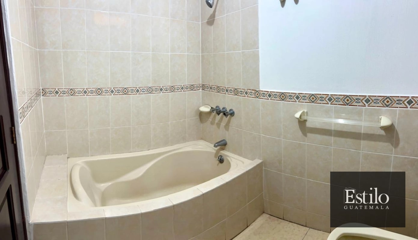 Hermosa Casa con Jardín En Venta - 2