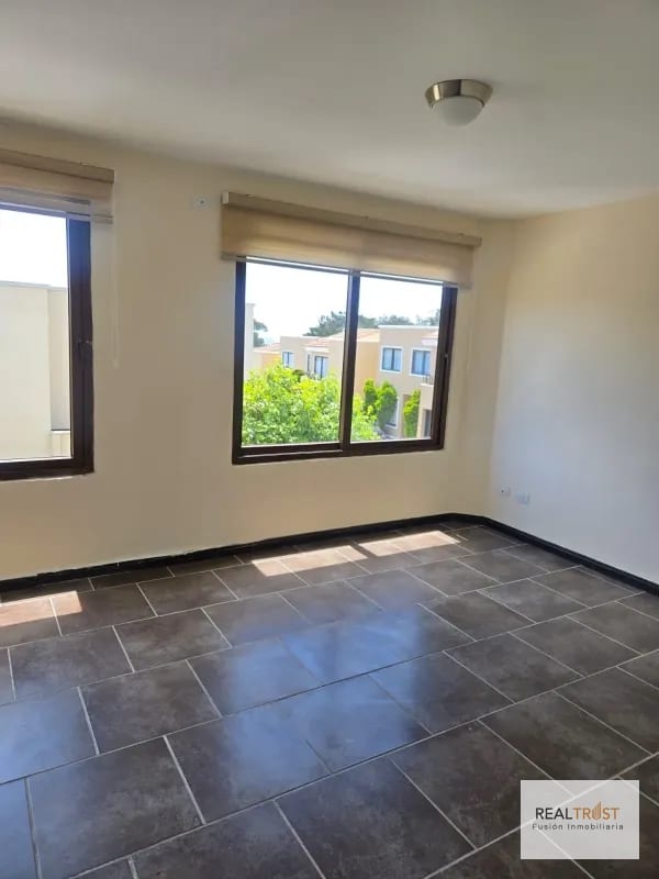 Titulo: Cumbres de la Arboleda en venta 4 habitaciones — Casa en Venta en Cumbres de La Arboleda, Carretera a El Salvador, Guatemala, Ciudad — foto 10 de 14