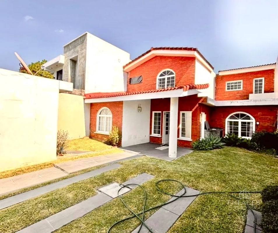 Zona 8 de Mixco • Casa en Venta • Condominio Orquídeas, San Cristóbal - 1