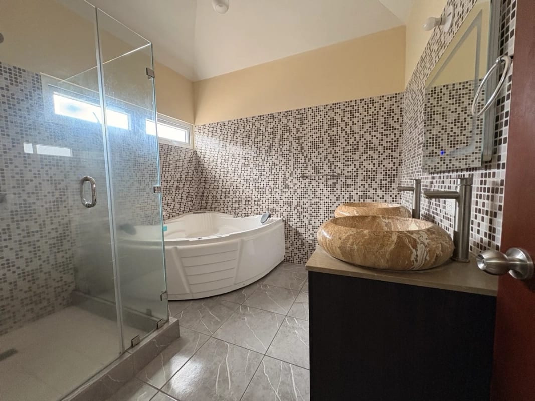 CASA EN ALQUILER LOS CELAJES SAN CRISTOBAL POR COMERCIAL MIX ACCESIBLE A BULEVAR PRINCIPAL — Casa en Alquiler en Zona 8 Mixco, Guatemala, Ciudad — foto 10 de 17