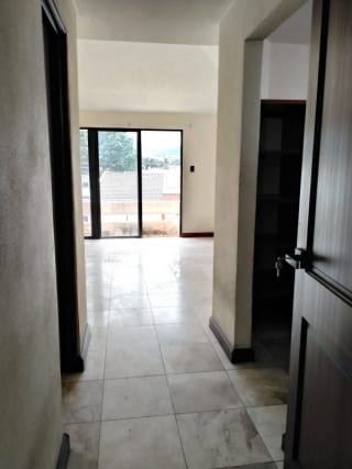 AMPLIA CASA EN VENTA SECTOR B3 FRENTE A PLAZA SAN CRISTOBAL ZONA 8 DE MIXCO — Casa en Venta en Zona 8 Mixco, Guatemala, Ciudad — miniatura 7 de 11