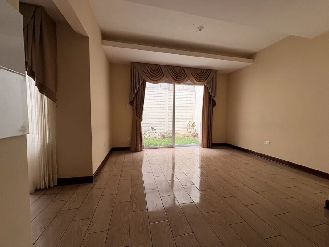 CASA GRANDE EN VENTA CIUDAD SAN CRISTOBAL A POCOS METROS DE CENTRO COMERCIAL MIX — Casa en Venta en Zona 8 Mixco, Guatemala, Ciudad — foto 16 de 17