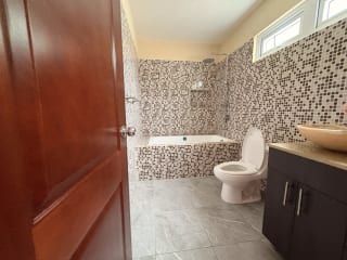 CASA GRANDE EN VENTA CIUDAD SAN CRISTOBAL A POCOS METROS DE CENTRO COMERCIAL MIX — Casa en Venta en Zona 8 Mixco, Guatemala, Ciudad — miniatura 8 de 17