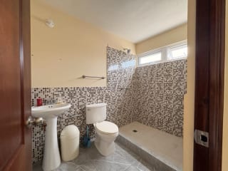CASA GRANDE EN VENTA CIUDAD SAN CRISTOBAL A POCOS METROS DE CENTRO COMERCIAL MIX — Casa en Venta en Zona 8 Mixco, Guatemala, Ciudad — miniatura 4 de 17