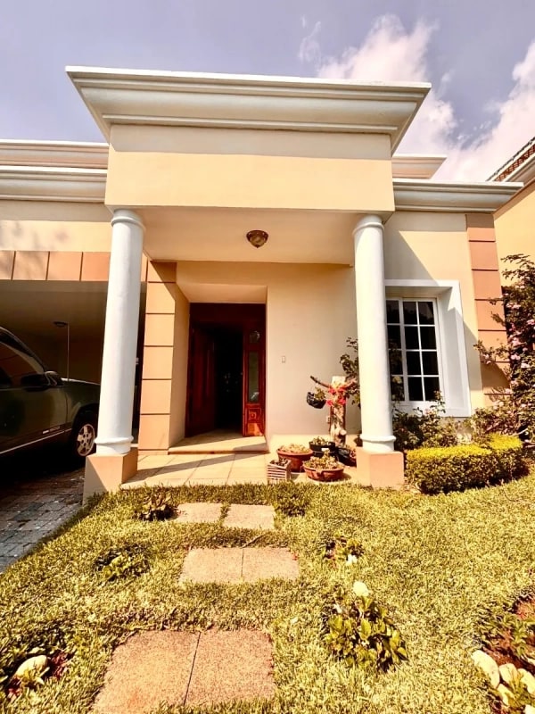 Entrada a Fraijanes • Casa en Renta/Venta • Villas de Entreverdes - 1