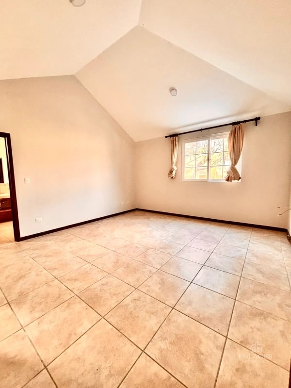 Entrada a Fraijanes • Casa en Renta/Venta • Villas de Entreverdes - 12